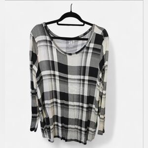 Women's Black and Gray Plaid Long Sleeve Top